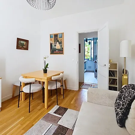 Apartment Artistic 3-room Flat-garden View